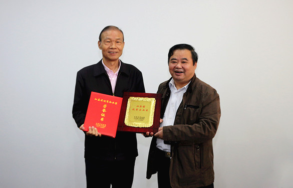 2016年10月12日，常州市經(jīng)信委副主任潘仁賢一行來上上電纜參觀調(diào)研，并為集團(tuán)董事長(zhǎng)丁山華頒發(fā)江蘇省優(yōu)秀企業(yè)家獎(jiǎng)牌